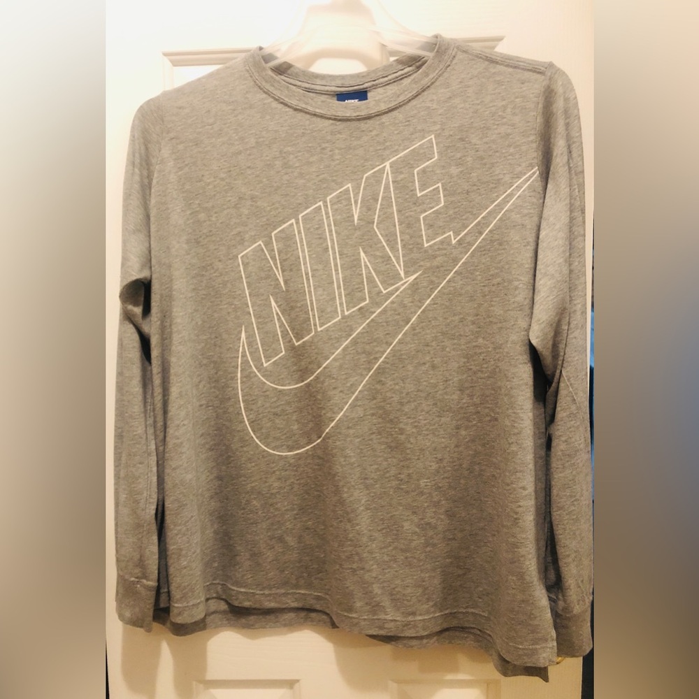 Women’s 1x Nike long-sleeve Gray t-Shirt. Stretchy and light feel.